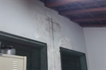 Janelas dos sanitários fazem divisa com a cozinha dos funcionários
