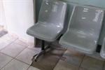 Sala de espera tem pisos quebrados