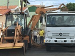 Caminhões e máquinas realizando a Operação Tapa Buracos no Jaraguá, atendendo a solicitação do vereador Pedro Cruz