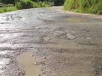 Estrada apresenta muitos buracos. Situação piora quando chove