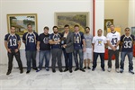 Entrega de homenagem ocorreu nesta segunda-feira (23)