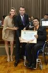 Vereador André Bandeira entregando homenagem