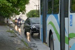 Ônibus pára no ponto, sentido Centro - bairro, e uma longa fila se forma
