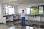 Vereador Dirceu percorre cozinha tomada por água