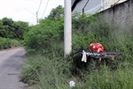 Moradores despejam lixo irregularmente na rua Adolfo Ferraz