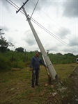 Poste tombado na rua Frei Francisco Antônio Perin