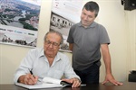 O jornalista autografou o livro para o vereador, em evento na manhã desta quinta-feira