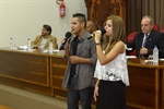 Cantores Gauldier e Letícia interpretando a canção "Pessoas feitas de Amor"
