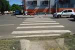 Faixa de pedestres em frente à Escola Benedito de Andrade antes após a intervenção