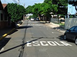 A rua está com a sinalização de solo, mas motoristas não respeitam o trânsito e estacionam em lugares proibidos