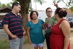 Pedro Kawai ouvindo moradores