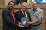 Chico Almeida, o professor Luiz Antonio Rolim e José Pedro durante a entrega da homenagem