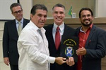 Paiva, o professor José Renato Martins e Chico Almeida durante a entrega da homenagem