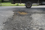 Assessoria do vereador registrou os buracos existentes na rotatória da rua Corcovado