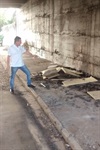 Ele constatou acúmulo de sofás, entulhos, guarda-roupa, pneus e galhos de árvores