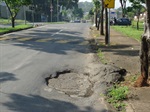 Operação tapa-buraco na avenida Alberto Vollet Sachs próximo do cruzamento com a rua Paulo Ferreira de Camargo