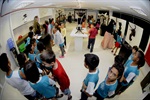 Alunos percorreram a exposição A Arte Bruta, de Tito Cunha, no hall do prédio anexo