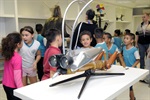 Alunos percorreram a exposição A Arte Bruta, de Tito Cunha, no hall do prédio anexo