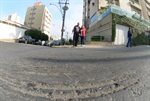 Ranhuras no asfalto depois de veículos terem batido o cárter no chão