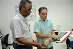 João Manoel com empresário na Vila Independência  