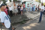 João Manoel com moradores do Água Branca 