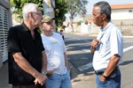 João Manoel com moradores do Água Branca 
