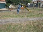 Prefeitura limpou parque infantil na rotatória das ruas Luís Correa e Luís Zílio