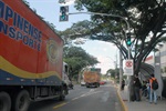 Parlamentar esteve no ponto de ônibus do shopping e conversou com usuários do transporte coletivo
