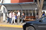 Parlamentar esteve no ponto de ônibus do shopping e conversou com usuários do transporte coletivo