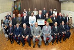 Vereadores Erler, Rotta, Cruz, Trevisan, Chico Almeida, Camolesi, Samaritano e Madalena; ex-vereadores da legislatura 1973-1976; familiares de ex-vereadores falecidos; prefeito Ferrato; arquitetos Cyro, Chaddad e Walter; e demais autoridades em foto ao final da cerimônia histórica