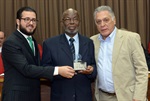 Matheus Erler e o prefeito Gabriel Ferrato prestam homenagem ao ex-vereador Antônio Messias Galdino, da legislatura 1973-1976