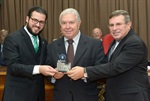 Matheus Erler e Pedro Cruz prestam homenagem ao ex-vereador Luiz Antônio Rolim, da legislatura 1973-1976