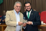 O prefeito Gabriel Ferrato é homenageado pelo presidente da Câmara, Matheus Erler