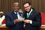 Matheus Erler é homenageado pelo ex-presidente da Câmara Antônio Messias Galdino, vereador da legislatura 1973-1976