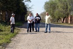Longato conversando com os representantes da associação do bairro