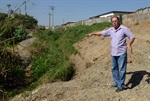Valeta que a Prefeitura fez, para o escoamento da água, está coberta de mato e entulhos