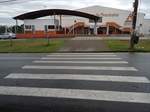 Placas de sinalização de travessia de pedestres na rua Santa Catarina