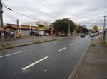 Placas de sinalização de travessia de pedestres na rua Santa Catarina