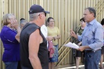 José Lopes (PDT) conversando com moradores da rua Jacob Walder
