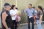 José Lopes (PDT) conversando com moradores da rua Jacob Walder