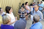 José Lopes (PDT) conversando com moradores da rua Jacob Walder