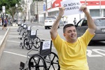 Ação de Bandeira, na praça José Bonifácio, chamou a atenção de motoristas e pedestres