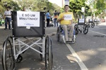 Ação de Bandeira, na praça José Bonifácio, chamou a atenção de motoristas e pedestres
