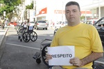 Ação de Bandeira, na praça José Bonifácio, chamou a atenção de motoristas e pedestres
