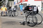 Ação de Bandeira, na praça José Bonifácio, chamou a atenção de motoristas e pedestres