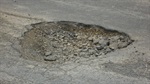 Buraco na rua Octaviano Assis, próximo a saída da Rod. SP-304