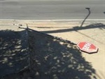 Motorista perdeu o controle da direção e derrubou placa de trânsito