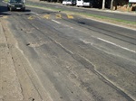 Um trecho da avenida estava com ondulações e buracos
