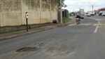 Operacao tapa-buraco na rua Octaviano Assis, proximo a saida da Rod. SP-304 - Geraldo de Barros - antes da solicitação