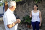 Carlinhos conversando com a diretora da EMEI Lygia Amaral Gobbin, Valquíria Polesi